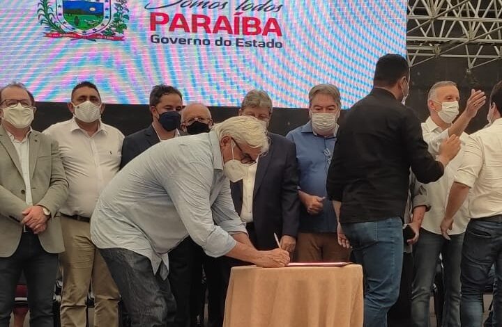 paulobassinatura 720x470 - Governador João Azevedo recebe prefeito Paulo Braz e celebra investimento para travessia urbana de Poço José de Moura