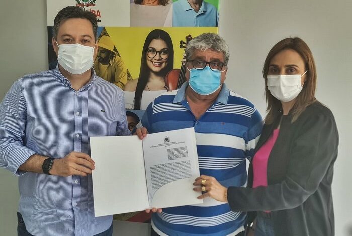 NOVAS CONQUISTAS: Em parceria com o deputado Junior Araújo, prefeito Célio consegue dois veículos 0KM para a Secretaria de Saúde celio1 700x470 - NOVAS CONQUISTAS: Em parceria com o deputado Junior Araújo, prefeito Célio consegue dois veículos 0KM para a Secretaria de Saúde