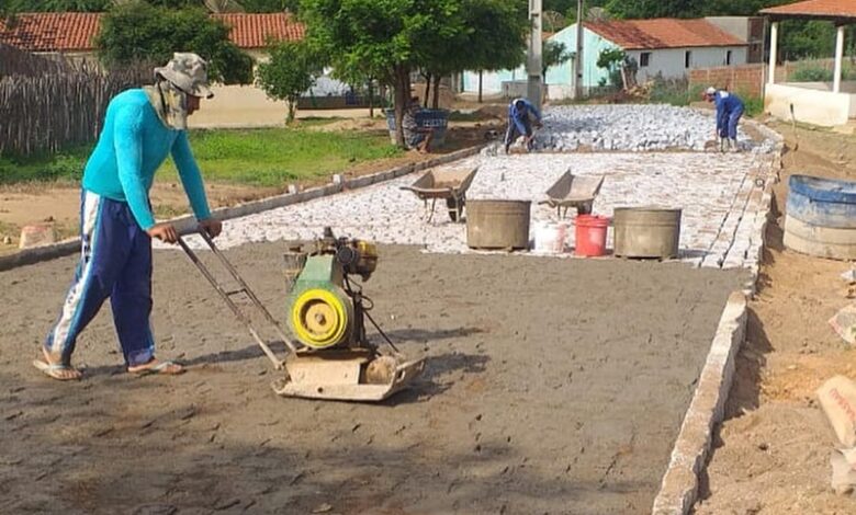 pavimentaovieiropolis 780x470 - VIEIRÓPOLIS: Prefeito visita obra de pavimentação de calçamento na comunidade de Cachoeira de Cima, zona rural do Município.