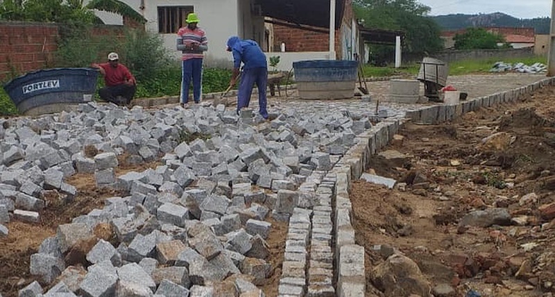 pavimentaovieiropolis02 - VIEIRÓPOLIS: Prefeito visita obra de pavimentação de calçamento na comunidade de Cachoeira de Cima, zona rural do Município.