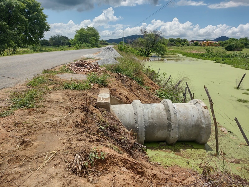 SÃO FRANCISCO: Prefeitura realiza instalação de manilhas para escoamento de águas pluviais sf2 - SÃO FRANCISCO: Prefeitura realiza instalação de manilhas para escoamento de águas pluviais