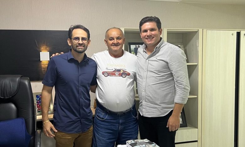 Prefeito de Lastro anuncia apoio a Hugo Motta e reafirma compromisso na pré-candidatura de Efraim Filho ao senado. HUGO 2 780x470 - Prefeito de Lastro anuncia apoio a Hugo Motta e reafirma compromisso na pré-candidatura de Efraim Filho ao senado.