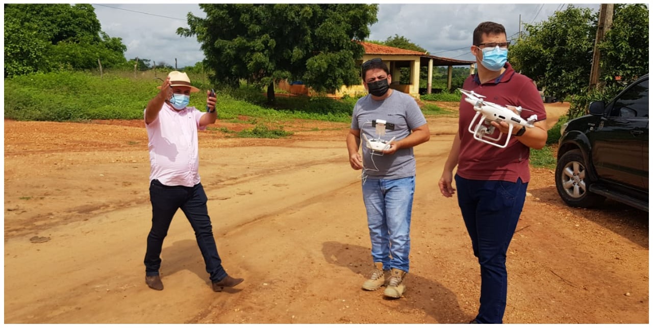 São João do Rio do Peixe: Prefeito Luiz Claudino acompanha trabalho de topografia de terrenos para construção de creche, ginásio e pavimentação de via no Gravatá SJRP2 - São João do Rio do Peixe: Prefeito Luiz Claudino acompanha trabalho de topografia de terrenos para construção de creche, ginásio e pavimentação de via no Gravatá