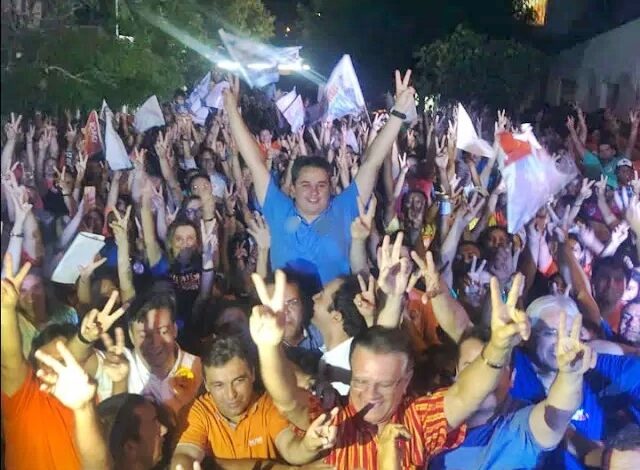 Na Paraíba, Efraim Filho lidera pesquisa para o Senado Federal nas eleições 2022 efraim nos bracos 640x470 - Na Paraíba, Efraim Filho lidera pesquisa para o Senado Federal nas eleições 2022