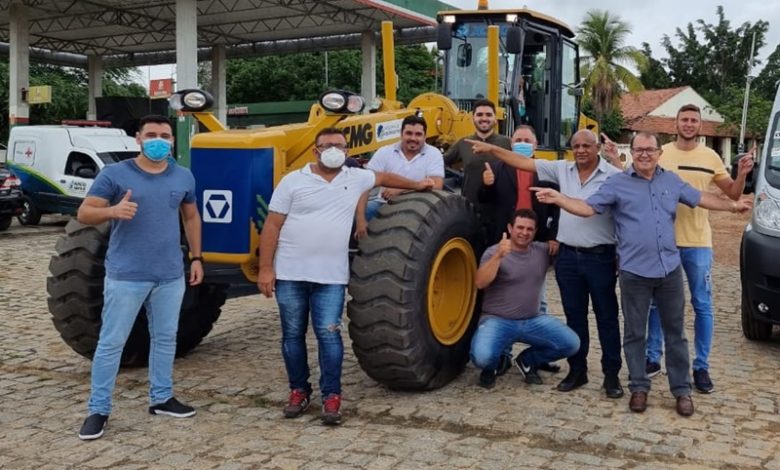 Ceninha Lucena recebe motoniveladora do Governo Federal, através de Hugo Motta para Bonito de Santa Fé CENINHA MAQUINA 780x470 - Ceninha Lucena recebe motoniveladora do Governo Federal, através de Hugo Motta para Bonito de Santa Fé
