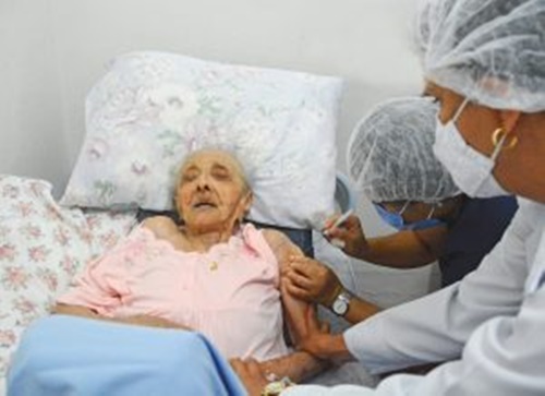 JOÃO PESSOA: Equipes da Secretaria de Saúde estão vacinando em domicílio idosos acamados com D4 idoso - JOÃO PESSOA: Equipes da Secretaria de Saúde estão vacinando em domicílio idosos acamados com D4