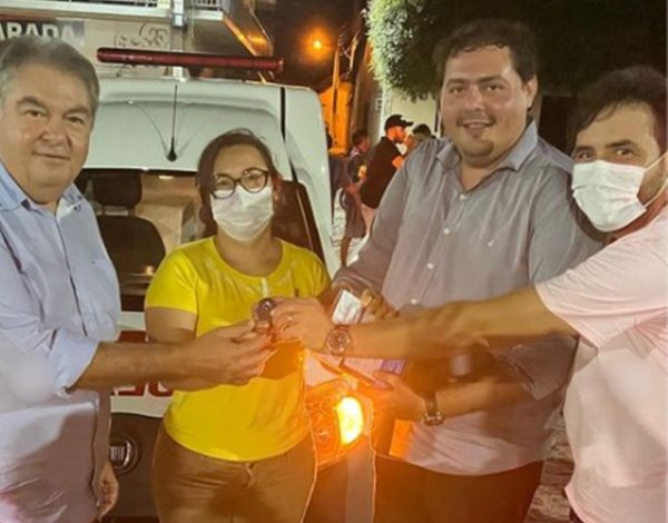 marcelo e lindolfo 600x470 - Prefeito Marcelo Vale entrega ambulância para atender ao município de Nazarezinho e população comemora com carreata