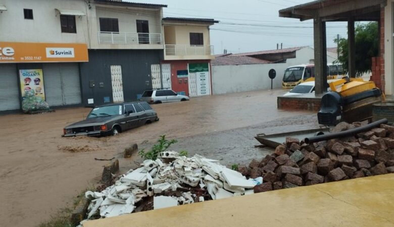 CHUVA 780x450 - Barbalha tem ruas tomadas por correnteza após canal transbordar, e prefeito decreta calamidade