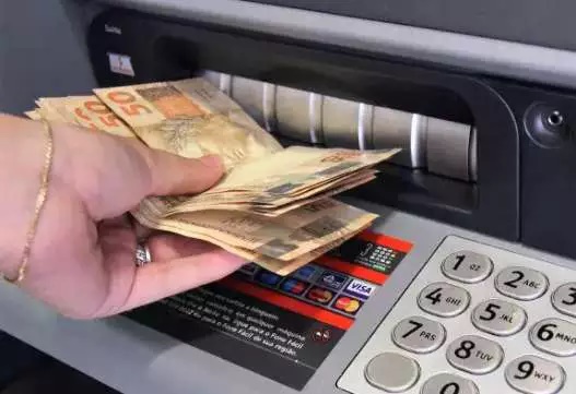 NAS CONTAS: Servidores municipais da prefeitura de Vieirópolis recebem salários referente a abril antes da Semana Santa dinheiro - NAS CONTAS: Servidores municipais da prefeitura de Vieirópolis recebem salários referente a abril antes da Semana Santa