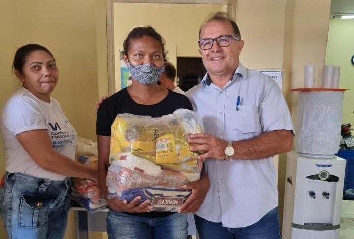 feirabonito2 695x470 - Prefeito Ceninha Lucena distribui cestas básicas para famílias com vulnerabilidade na Semana Santa em Bonito de Santa Fé; Ação contabiliza 8 toneladas