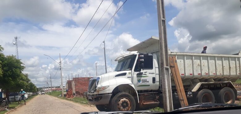 CRIME: Caçamba pertencente a prefeitura de Poço Dantas é flagrada sendo usada em construção particular em Uiraúna; VEJA. poco1 780x371 - CRIME: Caçamba pertencente a prefeitura de Poço Dantas é flagrada sendo usada em construção particular em Uiraúna; VEJA.