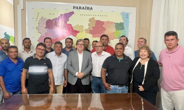 Prefeito do PSD e lideranças de Imaculada anunciam adesão coletiva à base do governador João Azevêdo joaoliderancas 780x467 - Prefeito do PSD e lideranças de Imaculada anunciam adesão coletiva à base do governador João Azevêdo