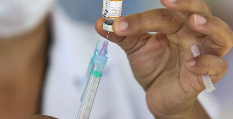 Quase 500 mil pessoas tomaram a dose de reforço contra a Covid-19 depois do Dia D vacina2 780x400 - Quase 500 mil pessoas tomaram a dose de reforço contra a Covid-19 depois do Dia D