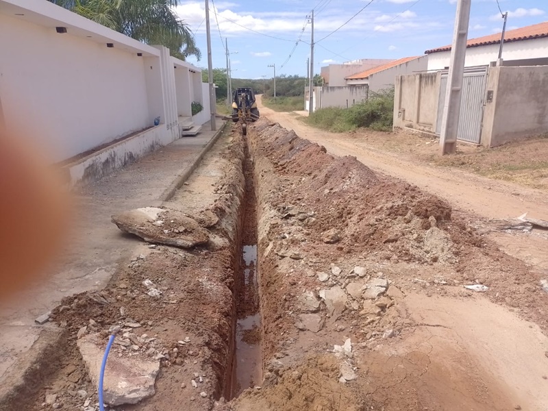 3PJM - A TODO VAPOR: Prefeitura de Poço José de Moura realiza obras de terraplanagem, recuperação de estradas vicinais, limpeza e cobertura da rede de esgoto.