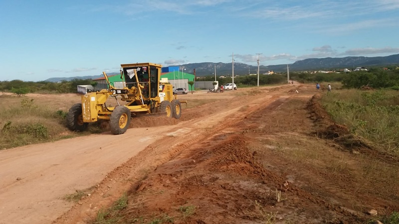 4PJM - A TODO VAPOR: Prefeitura de Poço José de Moura realiza obras de terraplanagem, recuperação de estradas vicinais, limpeza e cobertura da rede de esgoto.