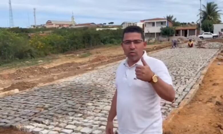 drcleiton 780x470 - Prefeito visita obras de pavimentação em ruas de Venha-Ver que seguem a todo vapor.