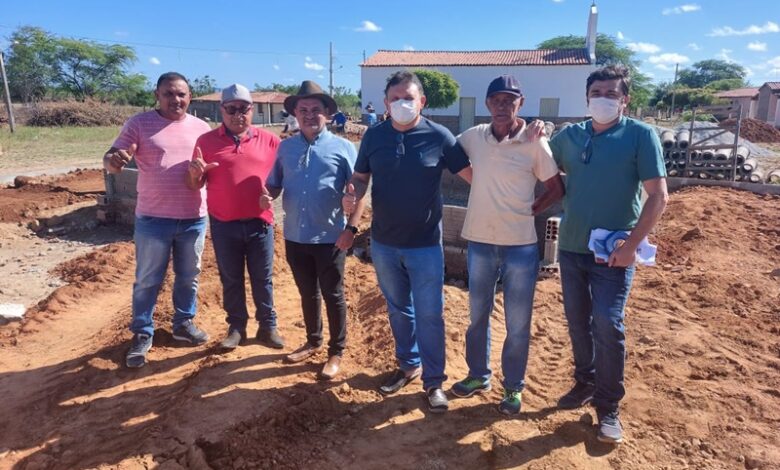 Luizc 780x470 - São João do Rio do Peixe: Prefeito Luiz Claudino visita obras de urbanização e confirma reforma e ampliação do Posto de Saúde da Vila do Brejo