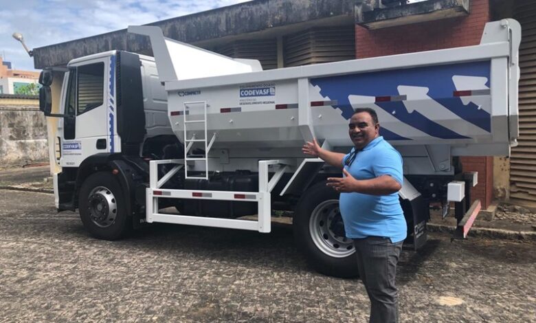 cacamba1 780x470 - Prefeitura de Monte Horebe recebe caminhão caçamba da CODEVASF através de articulação do deputado Efraim Filho.