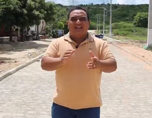 Em Monte Horebe: Prefeito Marcos Eron visita obras de pavimentação no Conjunto São Francisco. MARCOS 1 605x470 - Em Monte Horebe: Prefeito Marcos Eron visita obras de pavimentação no Conjunto São Francisco.