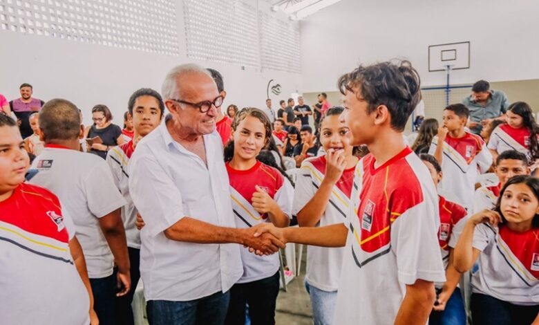 cicero 780x470 - Em João Pessoa: Prefeito entrega reestruturação de escola no Bairro dos Novais e número chega a 10 unidades inauguradas