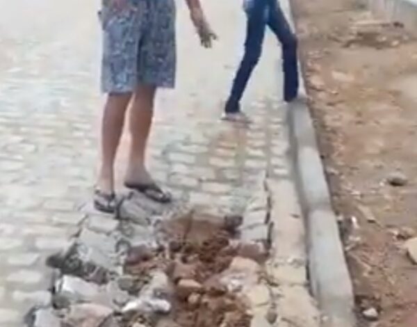 Em Poço Dantas: População do Distrito de Tanques reclama do calçamento Sonrisal antes de inaugurar na primeira chuva já desmanchou; VEJA VÍDEO. denuncia 600x470 - Em Poço Dantas: População do Distrito de Tanques reclama do calçamento Sonrisal antes de inaugurar na primeira chuva já desmanchou; VEJA VÍDEO.