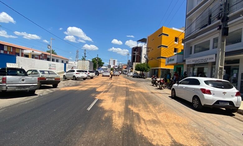 Caminhão deixa rastro de vazamento de óleo e provoca vários acidentes em Sousa 1po 780x470 - Caminhão deixa rastro de vazamento de óleo e provoca vários acidentes em Sousa