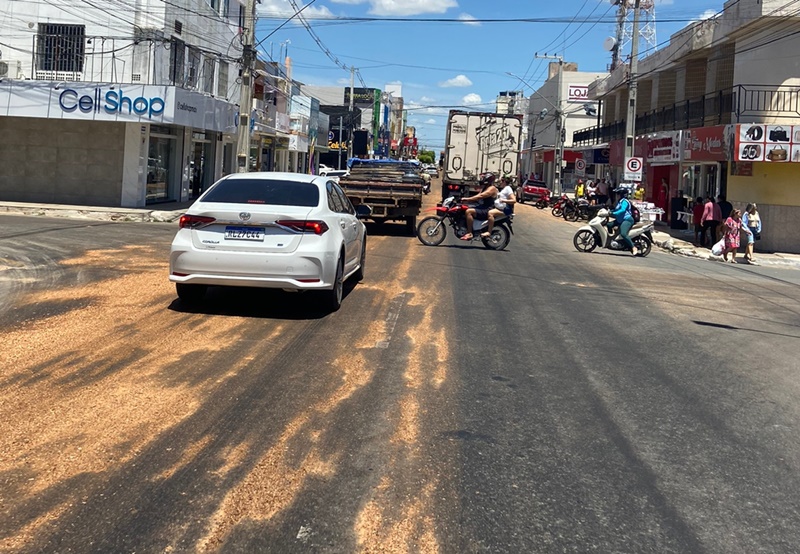 Caminhão deixa rastro de vazamento de óleo e provoca vários acidentes em Sousa 2po - Caminhão deixa rastro de vazamento de óleo e provoca vários acidentes em Sousa