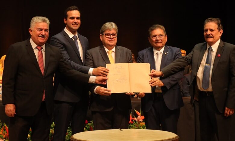 João Azevêdo e Lucas Ribeiro tomam posse como governador e vice-governador da Paraíba joaodiploma 780x470 - João Azevêdo e Lucas Ribeiro tomam posse como governador e vice-governador da Paraíba