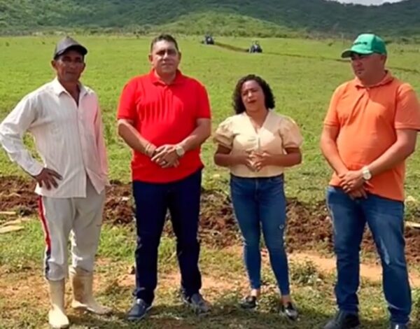 JOAO1 600x470 - Em Aparecida: Prefeito João Neto acompanha trabalho de corte de terras na zona rural do município