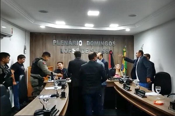 VÍDEO: ‘CONFUSÃO E GRITARIA’ Sessão na câmara municipal em Marizópolis termina movimentada; polícia foi acionada. marizopolissessao - VÍDEO: ‘CONFUSÃO E GRITARIA’ Sessão na câmara municipal em Marizópolis termina movimentada; polícia foi acionada.