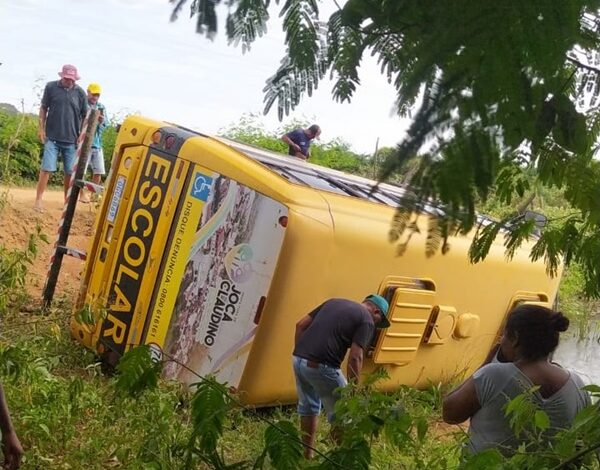 Estudantes se envolvem em acidente após ônibus tombar na região de Cajazeiras. 1j 600x470 - Estudantes se envolvem em acidente após ônibus tombar na região de Cajazeiras.