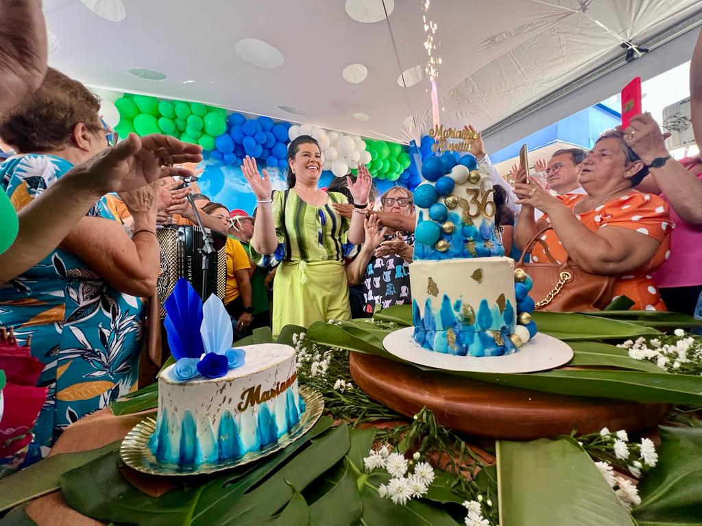 Prefeita de Pau dos Ferros comemora aniversário no meio do povo durante feira livre e lota praça ANIVERSARIO MARIANNA ALMEIDA 2023 01 - Prefeita de Pau dos Ferros comemora aniversário no meio do povo durante feira livre e lota praça