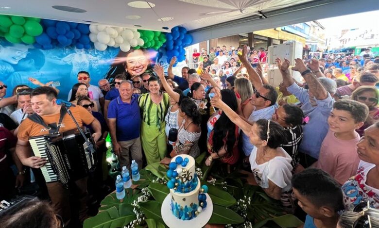 Prefeita de Pau dos Ferros comemora aniversário no meio do povo durante feira livre e lota praça ANIVERSARIO MARIANNA ALMEIDA 2023 02 780x470 - Prefeita de Pau dos Ferros comemora aniversário no meio do povo durante feira livre e lota praça