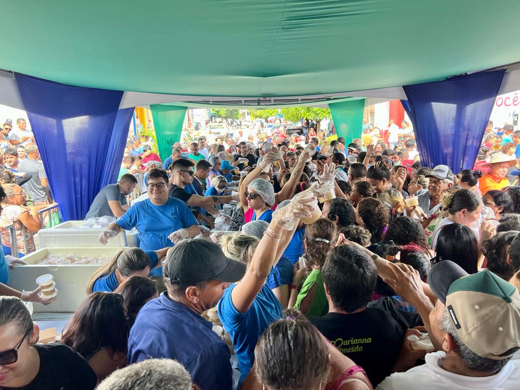 Prefeita de Pau dos Ferros comemora aniversário no meio do povo durante feira livre e lota praça ANIVERSARIO MARIANNA ALMEIDA 2023 - Prefeita de Pau dos Ferros comemora aniversário no meio do povo durante feira livre e lota praça