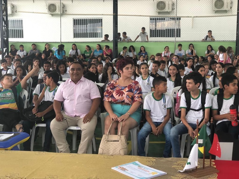 Prefeito de Monte Horebe entrega novos equipamentos de informática e jogos pedagógico na Escola José Dias Guarita. MH2 - Prefeito de Monte Horebe entrega novos equipamentos de informática e jogos pedagógico na Escola José Dias Guarita.