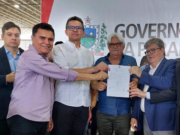Prefeito Paulo Braz recebe ônibus escolar e destaca parceria com o Governo do Estado para Poço José de Moura. PAULO - Prefeito Paulo Braz recebe ônibus escolar e destaca parceria com o Governo do Estado para Poço José de Moura.