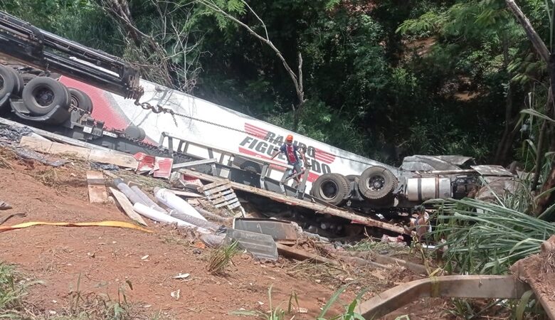 Carreta bi-trem de empresa da cidade de Sousa sai da pista e cai em ribanceira no estado de Minas Gerais. carreta 780x450 - Carreta bi-trem de empresa da cidade de Sousa sai da pista e cai em ribanceira no estado de Minas Gerais.