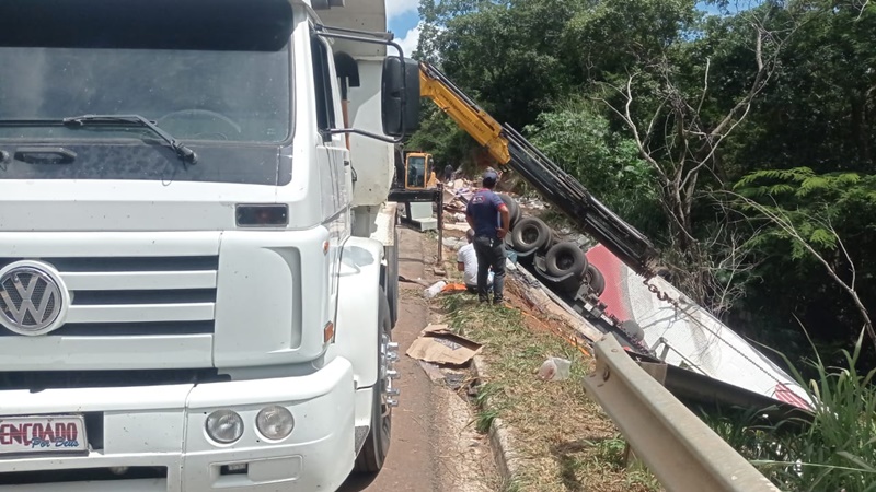 Carreta bi-trem de empresa da cidade de Sousa sai da pista e cai em ribanceira no estado de Minas Gerais. carreta2 - Carreta bi-trem de empresa da cidade de Sousa sai da pista e cai em ribanceira no estado de Minas Gerais.