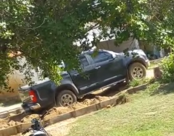 Em São João do Rio do Peixe: Internauta flagra motorista desobedecendo interdição em via com obra e põe em risco segurança de operários no Distrito de Gravatá; VEJA. carro - Em São João do Rio do Peixe: Internauta flagra motorista desobedecendo interdição em via com obra e põe em risco segurança de operários no Distrito de Gravatá; VEJA.