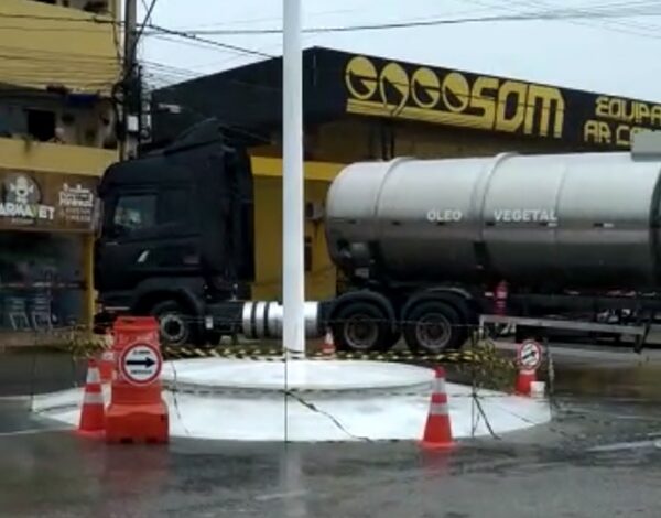 gira2 600x470 - Antes de inaugurar, rotatória causa polêmica em principal avenida na cidade de Sousa.