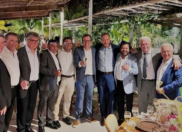 Em Sousa: Pré-candidato a prefeito após ser taxado de ‘‘fraco’’ e ‘‘falta de posição política’’ por Tyrone em coletiva é registrado ao lado do político. 1 1 - Em Sousa: Pré-candidato a prefeito após ser taxado de ‘‘fraco’’ e ‘‘falta de posição política’’ por Tyrone em coletiva é registrado ao lado do político.