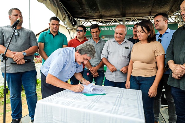 Prefeito Gilvandro Estrela assina ampliação e pavimentação asfáltica das avenidas São João e Alfredo Matias, em Belo Jardim G2 - Prefeito Gilvandro Estrela assina ampliação e pavimentação asfáltica das avenidas São João e Alfredo Matias, em Belo Jardim