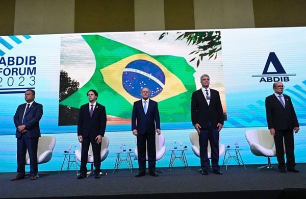 V2 - Presidentes em exercício da República e do Senado, Alckmin e Veneziano participam de Fórum sobre avanços na Infraestrutura e Reindustrialização