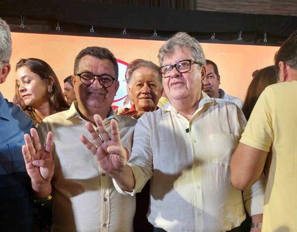 Prefeito de São João do Rio do Peixe se filia ao PSB em evento na capital visando projeto de reeleição luizejoao 600x470 - Prefeito de São João do Rio do Peixe se filia ao PSB em evento na capital visando projeto de reeleição