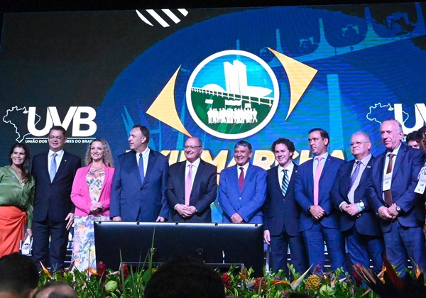 Alckmin e Veneziano representam as Presidências da República e do Senado na abertura da Marcha dos Vereadores, em Brasília veneziano - Alckmin e Veneziano representam as Presidências da República e do Senado na abertura da Marcha dos Vereadores, em Brasília