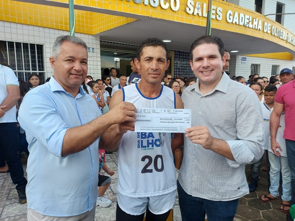 Em São Francisco: Prefeito Geroncio Junior recebe visita do deputado Hugo Motta no dia do trabalhador e anuncia novos investimentos para o município. 6hugo - Em São Francisco: Prefeito Geroncio Junior recebe visita do deputado Hugo Motta no dia do trabalhador e anuncia novos investimentos para o município.