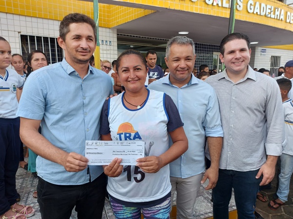 Em São Francisco: Prefeito Geroncio Junior recebe visita do deputado Hugo Motta no dia do trabalhador e anuncia novos investimentos para o município. 7hugo - Em São Francisco: Prefeito Geroncio Junior recebe visita do deputado Hugo Motta no dia do trabalhador e anuncia novos investimentos para o município.