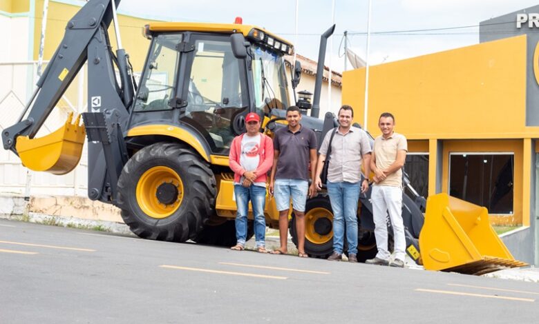 ESPEDITO 780x470 - Em Triunfo: Prefeito Espedito Filho adquire nova retroescavadeira para compor a frota do município