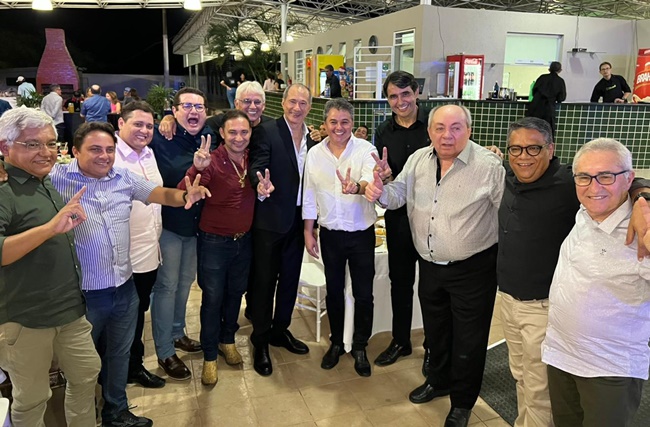 3 - Em Sousa: Senador Efraim Filho prestigia nova sede do SICREDI Alto Sertão ao lado do pré-candidato a prefeito, Dr. Gilberto Sarmento