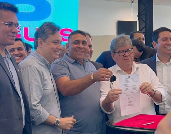Município de Aparecida recebe mais um ônibus escolar do Governo do Estado joao neto 600x470 - Município de Aparecida recebe mais um ônibus escolar do Governo do Estado
